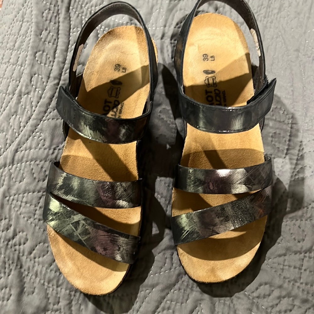 Naot metallic sandal size 39